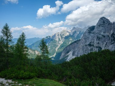 Slovenya 'daki Triglav parkında, mavi bulutlu gökyüzünün altında ve zirvelerinde. Güneşli yaz günü
