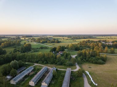 Bulutlu gökyüzünün altında kırsal alanlar ve yollar. Yağmurdan önce drone hava görüntüsü