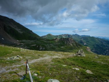 Grossglockner yakınlarında karlı zirveleri olan Avusturya 'daki yeşil Alpler dağları