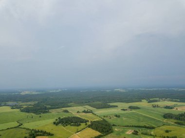 Bulutlu gökyüzünün altında kırsal alanlar ve yollar. Yağmurdan önce drone hava görüntüsü