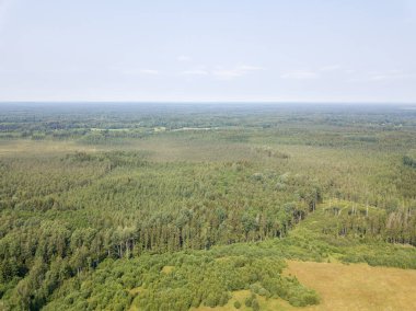 Bulutlu gökyüzünün altında kırsal alanlar ve yollar. Yağmurdan önce drone hava görüntüsü