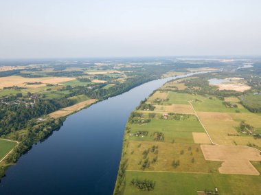 Bulutlu gökyüzünün altında kırsal alanlar ve yollar. Yağmurdan önce drone hava görüntüsü