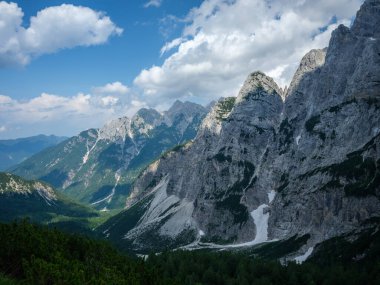 Slovenya 'daki Triglav parkında, mavi bulutlu gökyüzünün altında ve zirvelerinde. Güneşli yaz günü