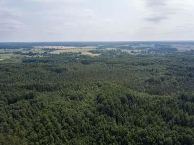 Bulutlu gökyüzünün altında kırsal alanlar ve yollar. Yağmurdan önce drone hava görüntüsü