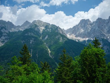 Slovenya 'daki Triglav parkında, mavi bulutlu gökyüzünün altında ve zirvelerinde. Güneşli yaz günü