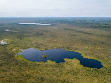Bulutlu gökyüzünün altında kırsal alanlar ve yollar. Yağmurdan önce drone hava görüntüsü