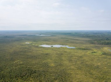 Bulutlu gökyüzünün altında kırsal alanlar ve yollar. Yağmurdan önce drone hava görüntüsü