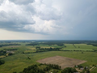 Bulutlu gökyüzünün altında kırsal alanlar ve yollar. Yağmurdan önce drone hava görüntüsü
