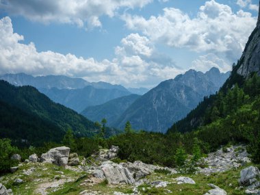 Slovenya 'daki Triglav parkında, mavi bulutlu gökyüzünün altında ve zirvelerinde. Güneşli yaz günü
