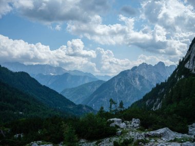Slovenya 'daki Triglav parkında, mavi bulutlu gökyüzünün altında ve zirvelerinde. Güneşli yaz günü