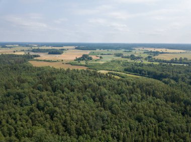 Bulutlu gökyüzünün altında kırsal alanlar ve yollar. Yağmurdan önce drone hava görüntüsü