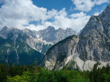 Slovenya 'daki Triglav parkında, mavi bulutlu gökyüzünün altında ve zirvelerinde. Güneşli yaz günü