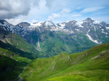 Grossglockner yakınlarında karlı zirveleri olan Avusturya 'daki yeşil Alpler dağları