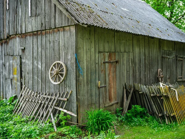 Oude Landelijke Schuur Van Houten Planken Beton Het Platteland Zomer — Stockfoto