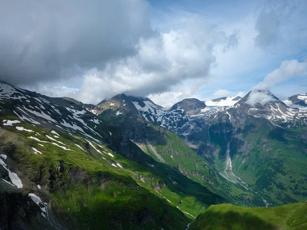 Zomer Groene Alpen Bergen Oostenrijk Met Besneeuwde Toppen Buurt Van — Stockfoto