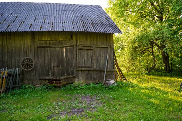 夏の農村部の木の板やコンクリートから古い田舎の納屋は — ストック写真
