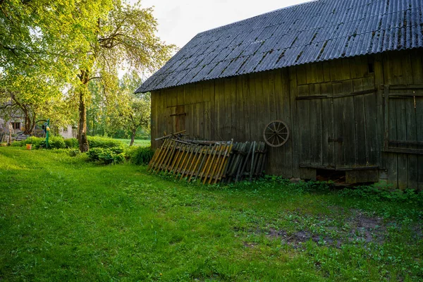 Vecchio Fienile Campagna Assi Legno Cemento Zona Rurale Estate — Foto Stock