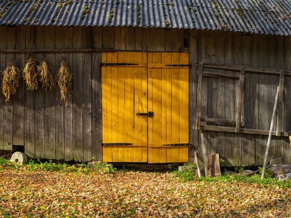 Oude Landelijke Schuur Van Houten Planken Beton Het Platteland Zomer — Stockfoto