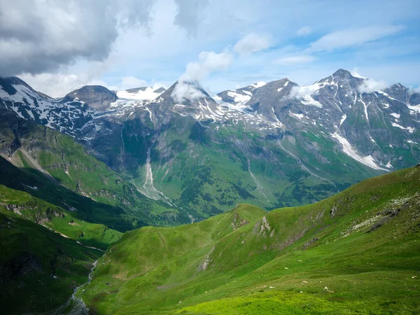 Zomer Groene Alpen Bergen Oostenrijk Met Besneeuwde Toppen Buurt Van — Stockfoto