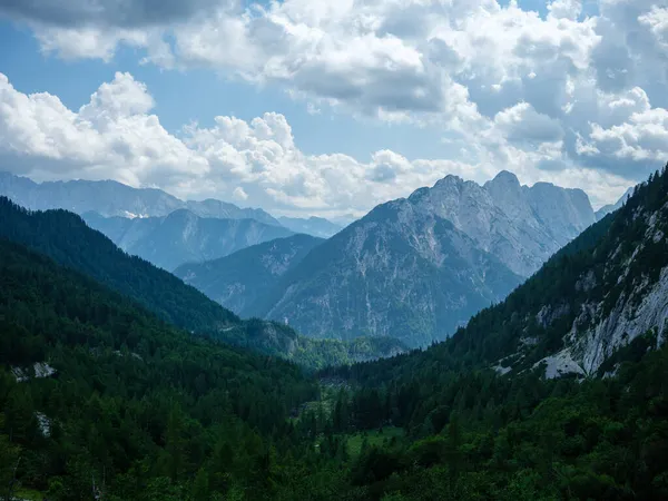 Sommerliche Berggipfel Und Gipfel Unter Blauem Bewölkten Himmel Slowenischen Triglav — Stockfoto