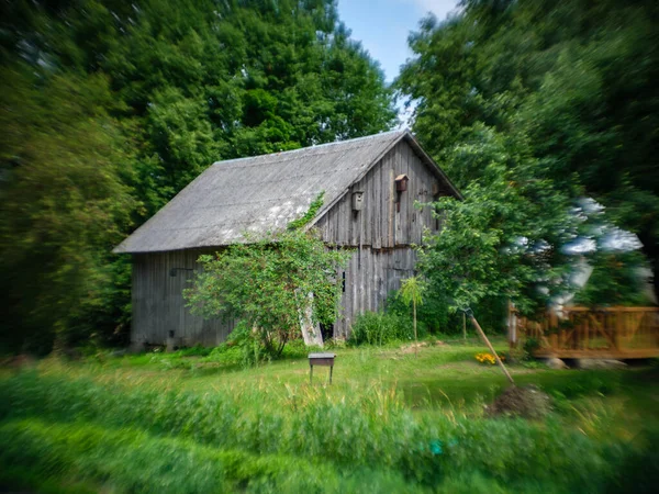 夏季用木制木板和混凝土建造的农村旧谷仓 — 图库照片