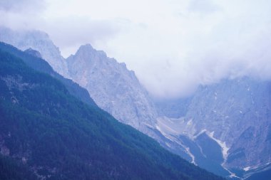 Slovenya 'daki puslu dağlık manzara manzarası, yaz mevsimi kayalıklarda yürüyüş için.