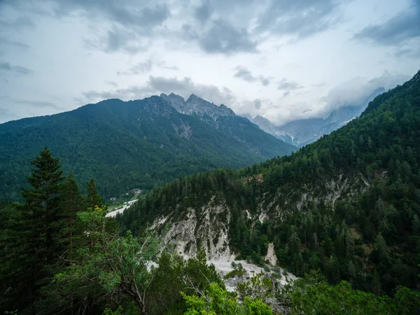 Mlhavý Alpský Pohled Panorama Slovinsku Letní Čas Pěší Turistiku Skalách — Stock fotografie