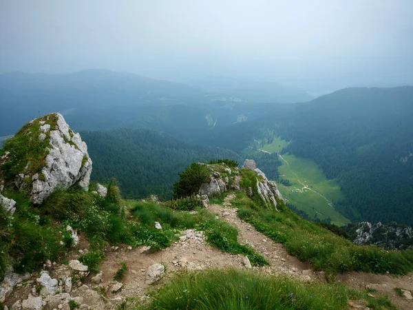 Rocky Mountain Tourism Trails Hiking Sunny Summer Day Low Clouds — Stock Photo, Image