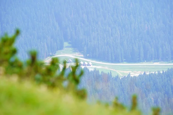 Rotsachtige Berg Toeristische Paden Wandelen Zonnige Zomerdag Met Lage Wolken — Stockfoto