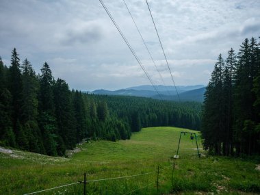 Avusturya 'nın yaz tarlaları ve köyleri üzerindeki dağ zirveleri ve çizgiler