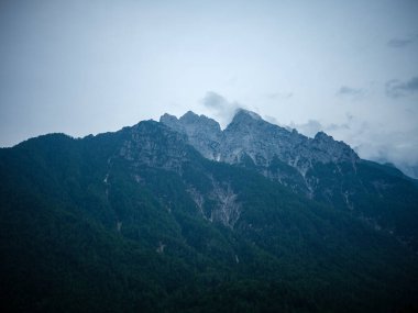 Avusturya 'nın yaz tarlaları ve köyleri üzerindeki dağ zirveleri ve çizgiler