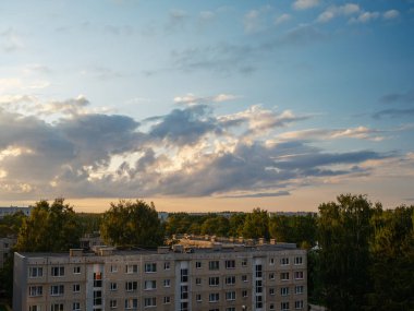 Renkli gökyüzü ile orman ağaçlarının üzerinde dramatik günbatımı bulutları
