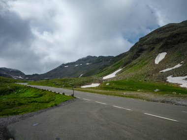 Avusturya 'nın yaz tarlaları ve köyleri üzerindeki dağ zirveleri ve çizgiler
