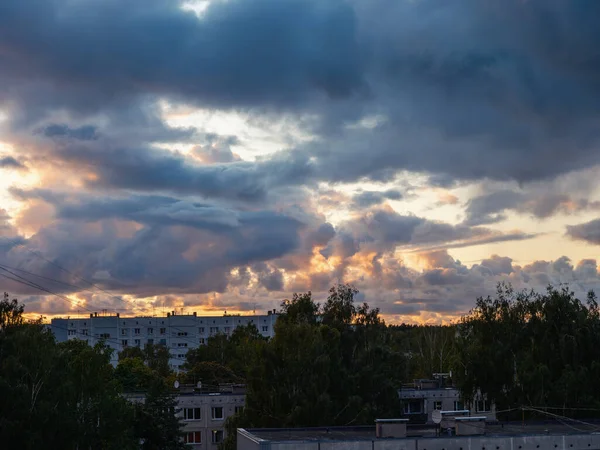 Dramatický Západ Slunce Mraky Nad Lesními Stromy Barevnou Oblohou — Stock fotografie