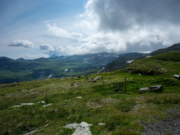 Bergtoppen Lijnen Zomervelden Dorpen Oostenrijk — Stockfoto