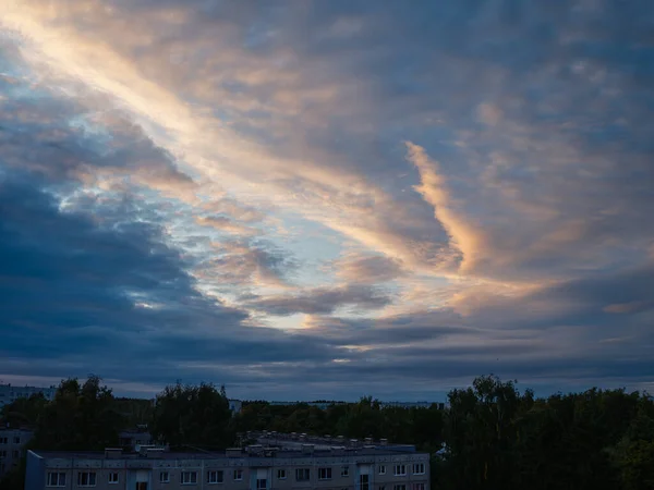 Драматичні Хмари Заходу Сонця Над Лісовими Деревами Барвистим Небом — стокове фото