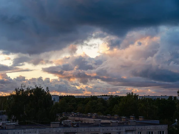 Dramatischer Sonnenuntergang Wolken Über Waldbäumen Mit Buntem Himmel — Stockfoto