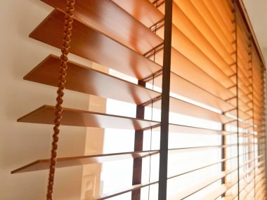 Evin içindeki odaların camlarında kahverengi ahşap panjurlar.