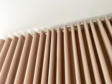 Kahverengi perdeler odanın içinde asılı..