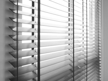 Pencerelerdeki ahşap panjurlar evin içindeki odaları süslüyor..