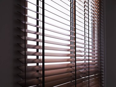 Evin içindeki odaların camlarında kahverengi ahşap panjurlar.