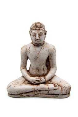 Buda. Meditasyonda oturan Buda heykeli beyaz arka planda izole edilmiş. Yakın çekim.