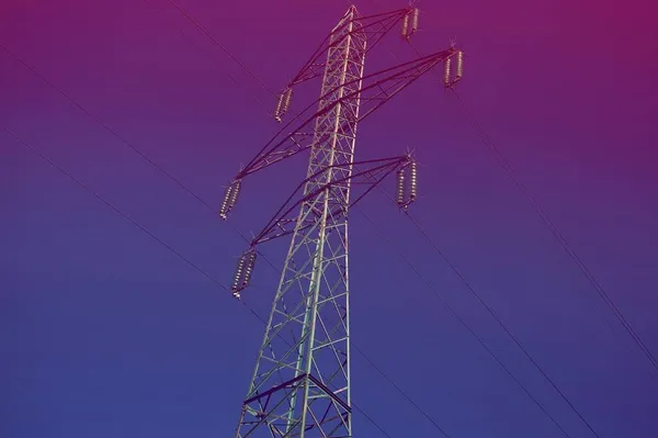 Электростолб на фоне сумеречного неба. Расходы на энергию, электричество и подключение темы. — стоковое фото