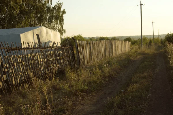 Verano Rural Paisaje Noche Con Una Carretera Cerca Madera Granero — Foto de Stock