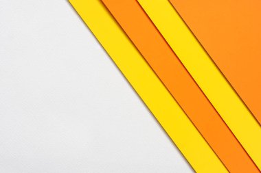 Yığılmış turuncu kağıt ve sarı kağıt kağıtlardan yapılan soyut geometrik arkaplan tasarım ögesi veya web sitesi konsept kapağı olarak kullanılabilir.