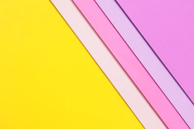 Sarı arka planda, istiflenmiş renkli kağıt kağıtlardan oluşan soyut geometrik arkaplan tasarım ögesi veya web sitesi konsept kapağı olarak kullanmak için uygundur.