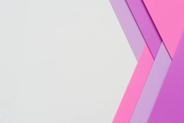 Soyut arkaplan kavramı Beyaz arka planda, mor ve pembe kağıt katmanları nazik bir gölgeye sahip katmanlar halinde dizayn ögesi veya web sitesi kapağı tasarımı fikirleri olarak kullanıma uygundur.