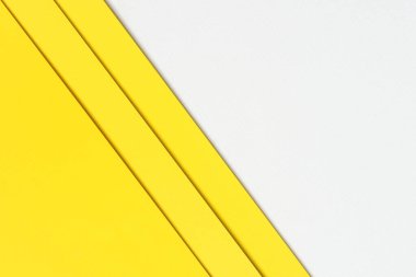 Sarı kağıtlar, tasarım elemanı veya web sitesi kapağı fikirleri olarak kullanılabilecek bu soyut arkaplan kavramında boş bir beyaz kağıdın üzerine istiflenmiştir..