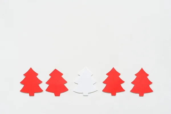 将红白相间的纸切割成圣诞树的形状放在白色的背景上 文字空间作为圣诞背景的概念 — 图库照片