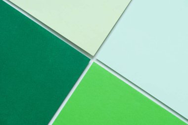 Beyaz arkaplanda, çeşitli renklerde boş yeşil kağıdın geometrik bileşimine sahip soyut bir arka plan kavramı.
